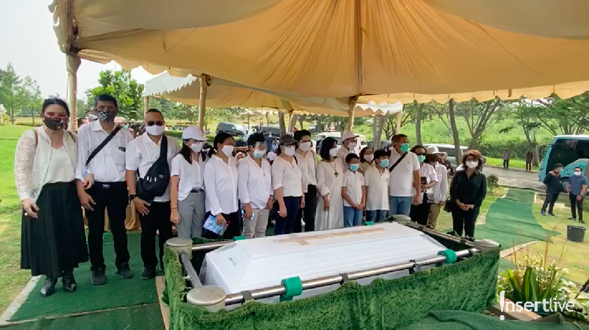 Pemakaman ibunda Once