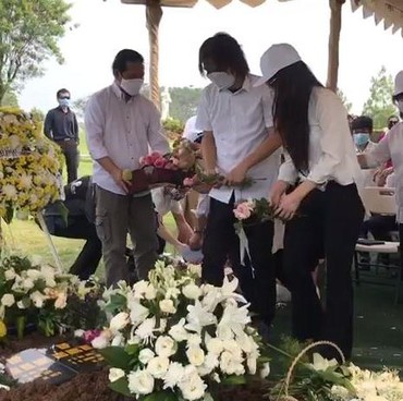 Jenazah Ibu & Kerangka Ayah Once Mekel Dimakamkan di Satu Liang Lahat