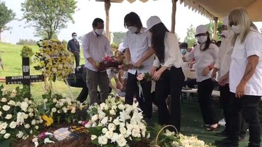img-title Jenazah Ibu & Kerangka Ayah Once Mekel Dimakamkan di Satu Liang Lahat