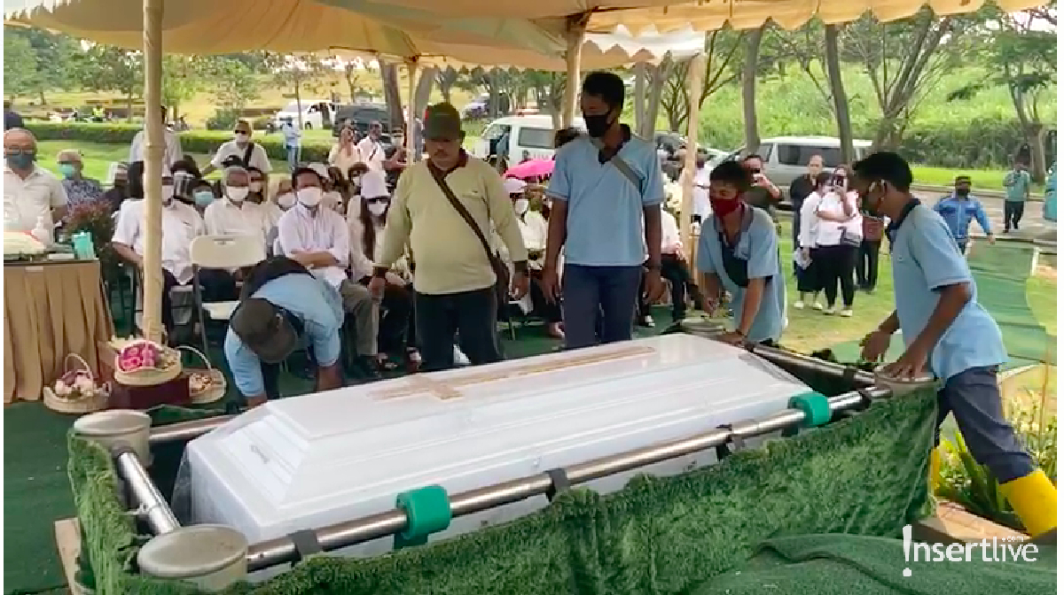 Pemakaman ibunda Once