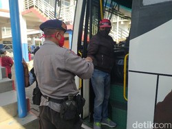 Calon Penumpang di Terminal Bungurasih Sidoarjo Dapat Masker Gratis