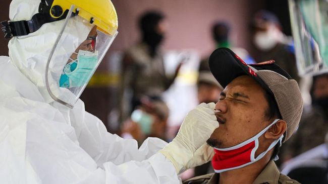 swab test Petugas kesehatan mengambil sampel lendir dari seorang anggota Satpol PP untuk dilakukan tes usap (swab test) COVID-19 di Kantor Satpol PP Kota Tangerang, Banten, Jumat (19/6/2020). Pemeriksaan tes usap kepada anggota Satpol PP tersebut dilakukan guna mendeteksi COVID-19 karena kegiatannya bersinggungan langsung dengan aktivitas masyarakat. ANTARA FOTO/Fauzan/wsj.