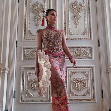 Penampilan Agnez Mo Kenakan Kebaya Cheongsam Banjir Pujian