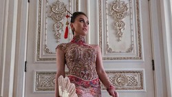 Penampilan Agnez Mo Kenakan Kebaya Cheongsam Banjir Pujian