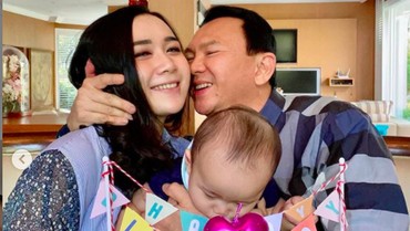 img-title Manisnya, Puput Cium Mesra Pipi Ahok yang Ulang Tahun ke-54