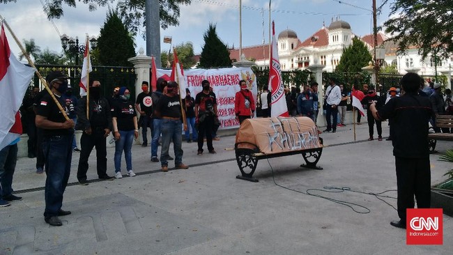 Aksi Bela Martabat Bung Karno sebagai Penggali Pancasila  dan Pemersatu Bangsa oleh Elemen Nasionalis Marhaenis di Daerah Istimewa Yogyakarta (DIY), Senin (29/6), diwarnai dengan pengrusakan simbol Keranda HTI Khilafah.