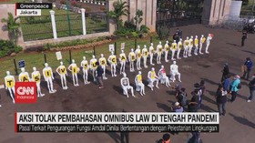 VIDEO: Aksi Tolak Pembahasan Omnibus Law di Tengah Pandemi