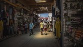 Aktivitas Warga Maroko Usai Lockdown Dilonggarkan People walk past reopened shops in the Rabat Medina after lockdown measures were lifted in Rabat, Morocco, Friday, June 26, 2020. With the exception of a few cities still struggling with high coronavirus infections, Morocco started entering new normality Thursday as the drum of social life began beating again.(AP Photo/Mosa'ab Elshamy)