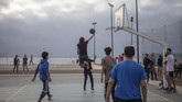 Aktivitas Warga Maroko Usai Lockdown Dilonggarkan Youths play basketball in a reopened court after lockdown measures were lifted in Rabat, Morocco, Thursday, June 25, 2020. (AP Photo/Mosa'ab Elshamy)