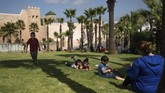 Aktivitas Warga Maroko Usai Lockdown Dilonggarkan Families spend time at a reopened park after lockdown measures were lifted in Rabat, Morocco, Friday, June 26, 2020. In the capital Rabat, people welcomed the end of lockdown with the joy of a religious holiday. They met friends, planned days at the beach, and visited relatives. (AP Photo/Mosa'ab Elshamy)