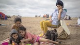 Aktivitas Warga Maroko Usai Lockdown Dilonggarkan A family enjoys their time at a reopened beach after lockdown measures were lifted in Sale, Morocco, Friday, June 26, 2020. Moroccans are re-experiencing a taste of the life before. In newly opened public spaces, every sip of coffee in a cafe, every dip in a river with friends, every moment of outdoor intimacy is savored, marking the end of more than three months of lockdown. (AP Photo/Mosa'ab Elshamy)