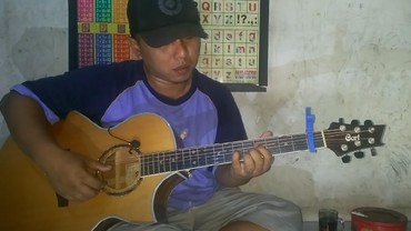 img-title Teknik Gitaris asal Ponorogo Ini Curi Perhatian Queen dan Brian May