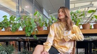 <p>Wanita yang akrab disapa Caca itu membulatkan tekad untuk pergi seorang diri.<em> "Ternyata terjadi juga yaaa berangkat ke uk sendiriann buat lanjut kuliaahkuu :) awalnya galauuu banget perpisahan sama semuanyaa, tapi aku harusss bisaa!"</em> tulisnya dalam foto yang diunggah. (Foto: dok. Instagram)</p>