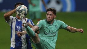 FOTO: Menang di Barcelona, Madrid ke Puncak Klasemen