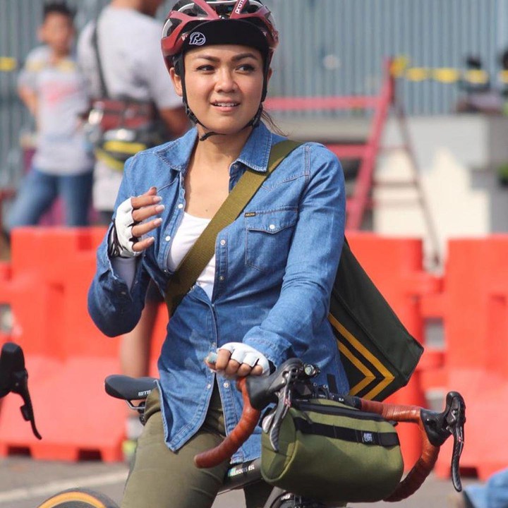 <p>Nirina bersama suaminya, Ernest juga hobi bersepeda nih. Keduanya sering mencoba track baru ke alam bebas. Nirina pun terlihat memiliki beberapa sepeda yang ciamik nih, Bunda. (Foto: Instagram @nirinazubir_)</p>
