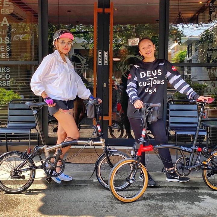 <p>Nikita Mirzani dan anak pertamanya, Loly terlihat menaiki sepeda Brompton lho, Bunda. Namun, ibu tiga anak ini juga sempat menawar sepeda seharga Rp175 juta lho. (Foto: Instagram @nikitamirzanimawardi_17)</p>