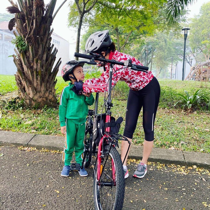<p>Tak ketinggalan tren bersepeda, penyanyi Uut Permatasari pun ikut melakukannya bareng bersama sang anak. Kalau kata Uut yang penting gowes demi boncengin anaknya. (Foto: Instagram @uutpermatasari)</p>