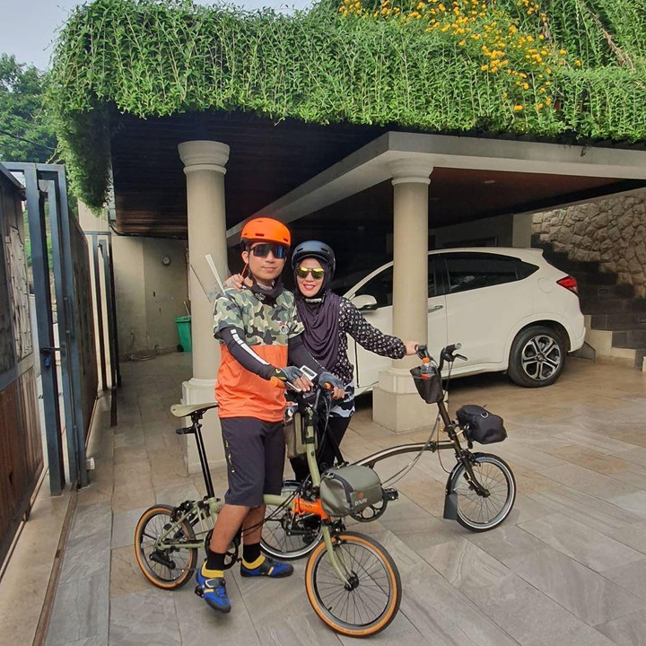 <p>Shanty dan suaminya, Denny Cagur juga hobi bersepeda. Shanty memilih sepeda lipat dengan keranjang kecil di bagian depannya. Bersepeda berdua membuat mereka makin romantis, Bunda. (Foto: Instagram @shantydenny)</p>