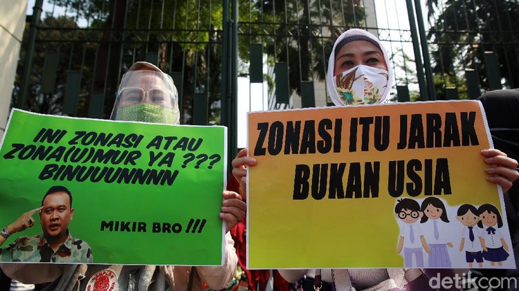 Para orang tua dan wali murid berunjukrasa di depan Kemendikbud, Jakarta, Senin (29/06/020). Mereka menolak penerapan juknis PPDB DKI Jakarta yang berdasarkan usia.