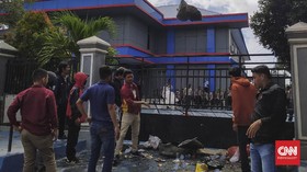 Demo Tolak TKA Kendari, Massa Lempar Sampah Kantor Imigrasi