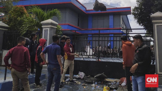 Demonstrasi penolakan tenaga kerja asing (TKA) asal China kembali berlanjut, Senin (29/6). Massa yang mengatasnamakan diri Aliansi Persatuan Pemuda Mahasiswa Sulawesi Tenggara Bergerak menggelar demo di Kantor Imigrasi Kelas IA Kendari.