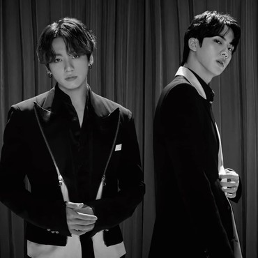 Jin BTS Dipeluk Jungkook yang Telanjang Dada, ARMY Mendadak Halu