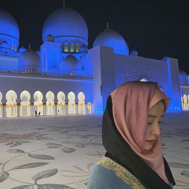 <p>Tak kalah cantik, Jung Yu Mi bintang film<em> Train to Busan</em> sempat mencuri perhatian ketika mengunjungi Masjid Agung Sheikh Zayed di Abu Dhabi. Ia berpose di depan masjid dengan memakai pashmina berwarna pink. (Foto: Instagram: @_jungyumi)</p>
