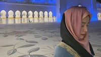 <p>Tak kalah cantik, Jung Yu Mi bintang film<em>&nbsp;Train to Busan</em>&nbsp;sempat mencuri perhatian ketika mengunjungi Masjid Agung Sheikh Zayed di Abu Dhabi. Ia berpose di depan masjid dengan memakai pashmina berwarna pink. (Foto: Instagram: @_jungyumi)</p>