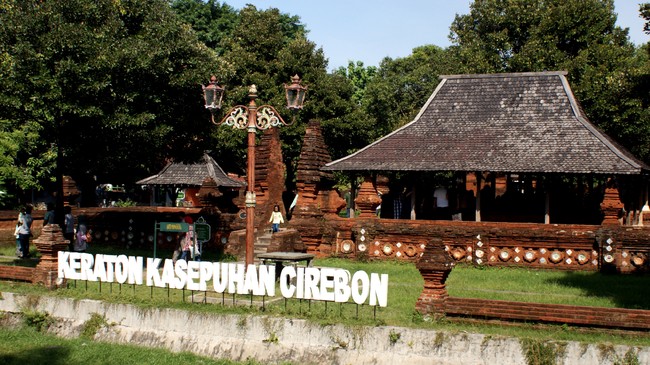 Sultan Kasepuhan Cirebon, Sultan Sepuh XIV Arief Natadiningrat meninggal setelah dirawat di sebuah rumah sakit di Kota Bandung.