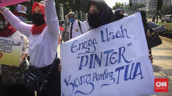 Ketua Komnas Perlindungan Anak Arist Merdeka Sirat dan ratusan orang tua meramaikan halaman Kementerian Pendidikan dan Kebudayaan di Jalan Jenderal Sudirman, Jakarta Selatan, Senin (29/6).