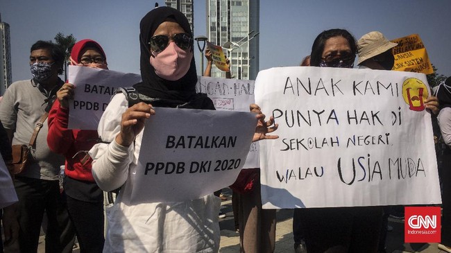Ketua Komnas Perlindungan Anak Arist Merdeka Sirat dan ratusan orang tua meramaikan halaman Kementerian Pendidikan dan Kebudayaan di Jalan Jenderal Sudirman, Jakarta Selatan, Senin (29/6).