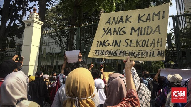 Ketua Komnas Perlindungan Anak Arist Merdeka Sirat dan ratusan orang tua meramaikan halaman Kementerian Pendidikan dan Kebudayaan di Jalan Jenderal Sudirman, Jakarta Selatan, Senin (29/6).