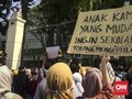 Ratusan Orang Tua Demo di Kantor Nadiem, Minta PPDB DKI Batal