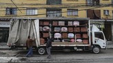 Lonjakan Kasus Kematian Akibat Corona di Chile Bergut Funeral Services employees deliver coffins to a funeral store in Santiago, Chile, Friday, June 19, 2020. Coffin production has increased 120%, according to owner Nicolas Bergerie. A basic coffin penned the COVID model was designed to cope with the increase of deaths during the new coronavirus pandemic. (AP Photo/Esteban Felix)
