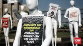 Manekin Beraksi Di Depang Gedung DPR Puluhan Manekin berjajar di depan gedung DPR sebagai aksi aktivis Greenpeace Indonesia untuk penolakan terhadap pembahasan RUU kontroversial, RUU Cipta Kerja. Jakarta. Senin (29/6/2020). CNN Indonesia/Andry Novelino