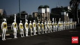 Manekin Beraksi Di Depang Gedung DPR Puluhan Manekin berjajar di depan gedung DPR sebagai aksi aktivis Greenpeace Indonesia untuk penolakan terhadap pembahasan RUU kontroversial, RUU Cipta Kerja. Jakarta. Senin (29/6/2020). CNN Indonesia/Andry Novelino