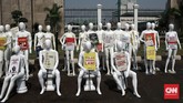 Manekin Beraksi Di Depang Gedung DPR Puluhan Manekin berjajar di depan gedung DPR sebagai aksi aktivis Greenpeace Indonesia untuk penolakan terhadap pembahasan RUU kontroversial, RUU Cipta Kerja. Jakarta. Senin (29/6/2020). CNN Indonesia/Andry Novelino