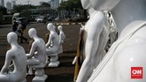 Manekin Beraksi Di Depang Gedung DPR Puluhan Manekin berjajar di depan gedung DPR sebagai aksi aktivis Greenpeace Indonesia untuk penolakan terhadap pembahasan RUU kontroversial, RUU Cipta Kerja. Jakarta. Senin (29/6/2020). CNN Indonesia/Andry Novelino