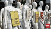 Manekin Beraksi Di Depang Gedung DPR Puluhan Manekin berjajar di depan gedung DPR sebagai aksi aktivis Greenpeace Indonesia untuk penolakan terhadap pembahasan RUU kontroversial, RUU Cipta Kerja. Jakarta. Senin (29/6/2020). CNN Indonesia/Andry Novelino