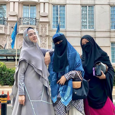 Tampil Beda dari Biasa, Gaya Busana Umi Pipik Jadi Sorotan