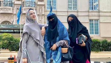 img-title Tampil Beda dari Biasa, Gaya Busana Umi Pipik Jadi Sorotan