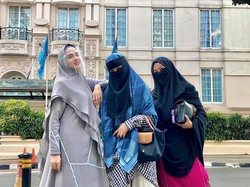 Tampil Beda dari Biasa, Gaya Busana Umi Pipik Jadi Sorotan