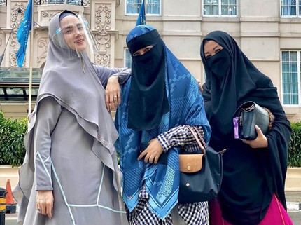 Umi Pipik Pakai Baju Warna Cerah, Dipuji Cantik & Didoakan Istiqomah