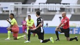 Newcastle United vs Manchester City di Piala FA Manchester City's Gabriel Jesus, left, and referee Lee Mason take a knee before the FA Cup sixth round soccer match between Newcastle United and Manchester City at St. James' Park in Newcastle, England, Sunday, June 28, 2020. (Shaun Botterill/Pool via AP)