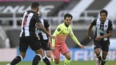 Newcastle United vs Manchester City di Piala FA Manchester City's David Silva runs with the ball during the FA Cup sixth round soccer match between Newcastle United and Manchester City at St. James' Park in Newcastle, England, Sunday, June 28, 2020. (Shaun Botterill/Pool via AP)