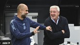 Newcastle United vs Manchester City di Piala FA Manchester City's head coach Pep Guardiola, left, shares a joke with Newcastle's head coach Steve Bruce before the FA Cup sixth round soccer match between Newcastle United and Manchester City at St. James' Park in Newcastle, England, Sunday, June 28, 2020. (Shaun Botterill/Pool via AP)