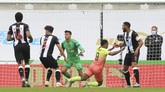 Newcastle United vs Manchester City di Piala FA Manchester City's Gabriel Jesus, second right, is fouled by Newcastle's Fabian Schaer to get a penalty during the FA Cup sixth round soccer match between Newcastle United and Manchester City at St. James' Park in Newcastle, England, Sunday, June 28, 2020. (Owen Humphreys/Pool via AP)
