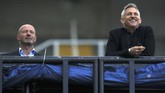Newcastle United vs Manchester City di Piala FA TV soccer pundits and former soccer players Alan Shearer and Gary Lineker, from left, watch the FA Cup sixth round soccer match between Newcastle United and Manchester City at St. James' Park in Newcastle, England, Sunday, June 28, 2020. (Shaun Botterill/Pool via AP)