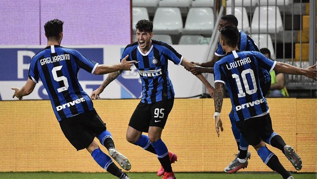 Alessandro Bastoni celebrates with teammates during an Italian Series A soccer match between Parma and Inter Milan at the Ennio Tardini stadium in Parma, Italy, Sunday, June 28, 2020.(Marco Alpozzi/LaPresse via AP)