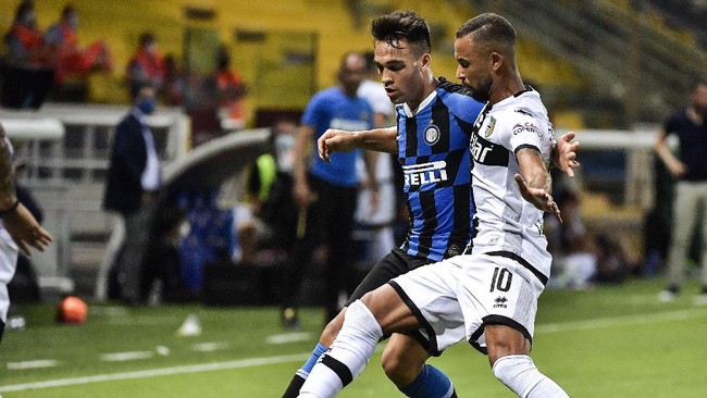 Lautaro Martinez of F.C. Internazionale Milano and Hernani of Parma during an Italian Series A soccer match between Parma and Inter Milan at the Ennio Tardini stadium in Parma, Italy, Sunday, June 28, 2020.(Marco Alpozzi/LaPresse via AP)